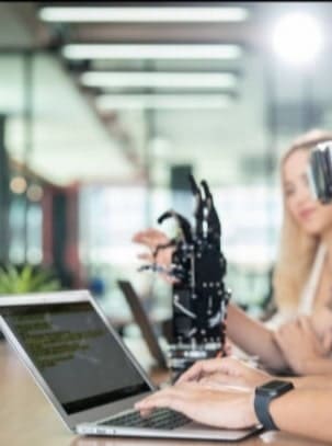 ربات در حال تعامل و همکاری با انسان در دورههای رباتیک یزد